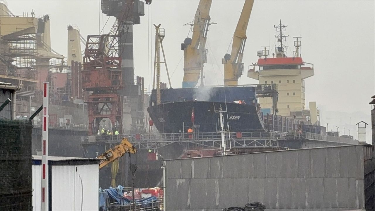 Tuzla'da Bakımda Yanan Kargo Gemisi Hasar Gördü