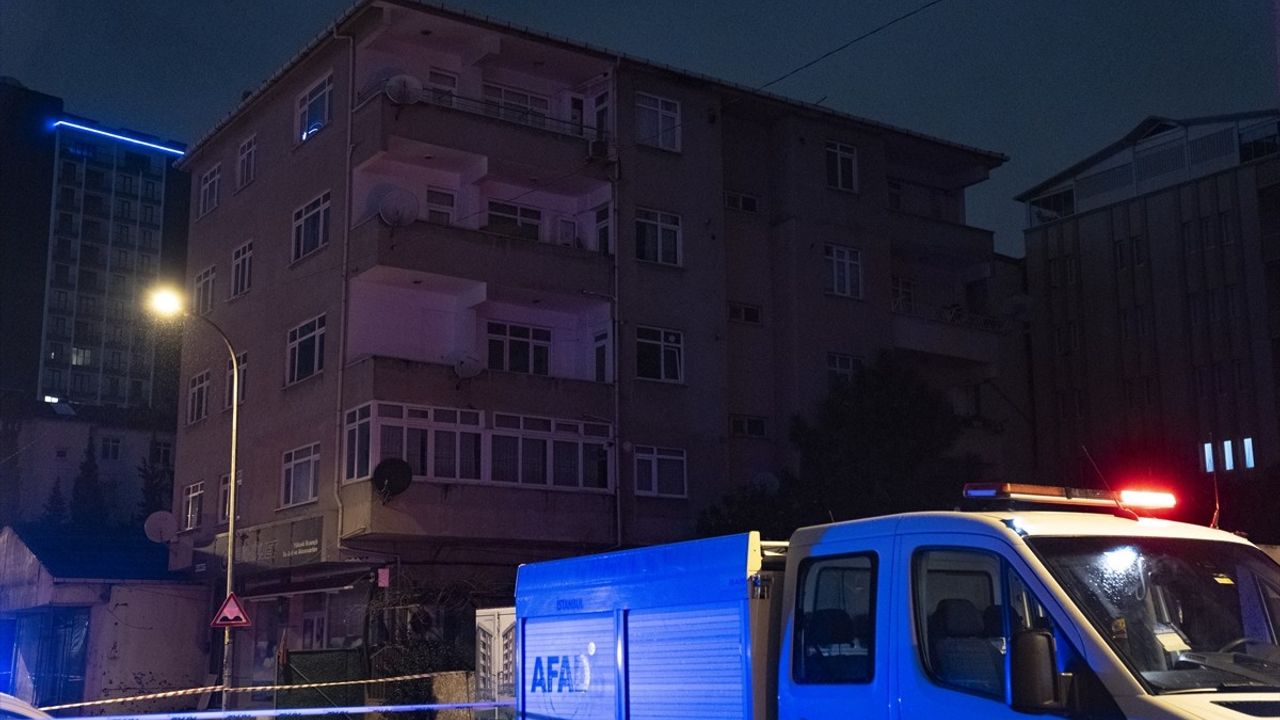 Tuzla'da Çatlaklar Nedeniyle 4 Katlı Bina Tahliye Edildi