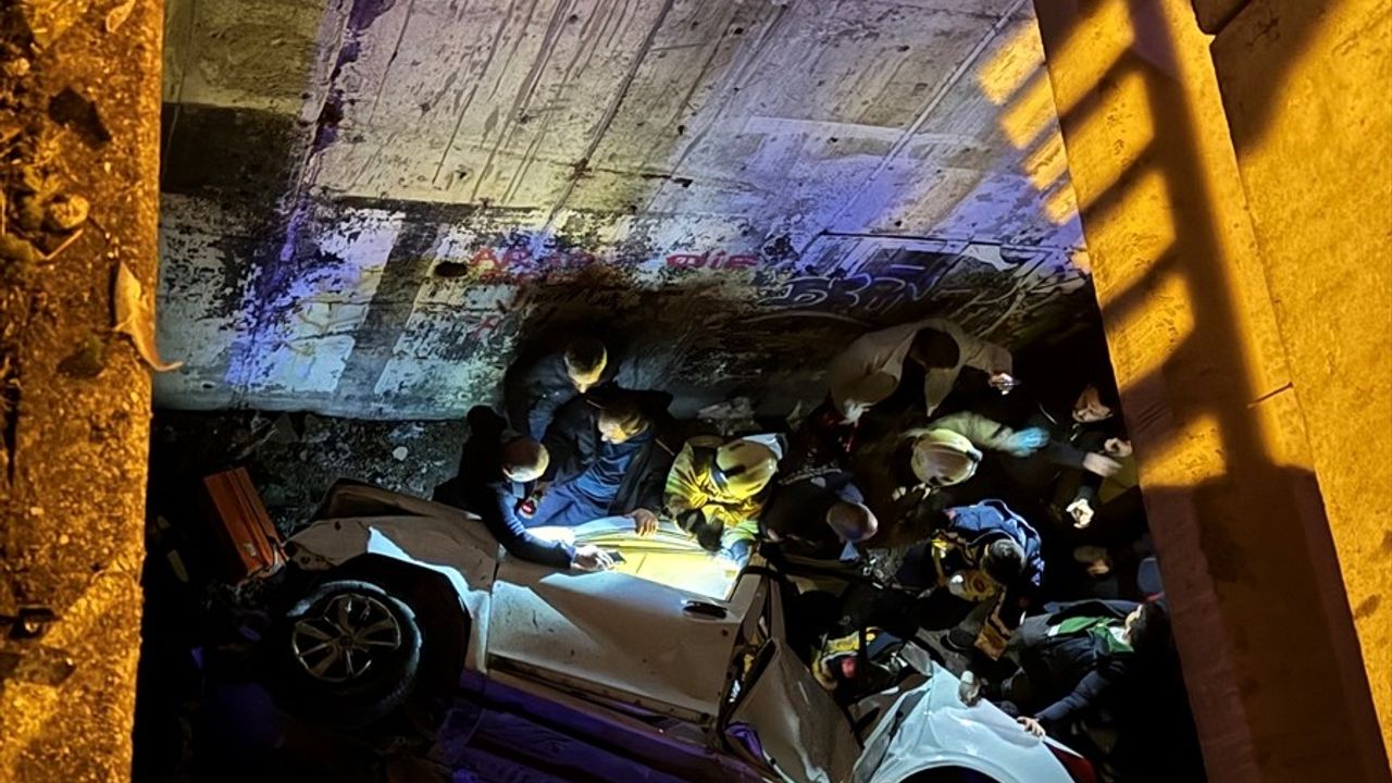 Ümraniye'de Viyadükten Düşen Otomobilin Sürücüsü Yaralandı