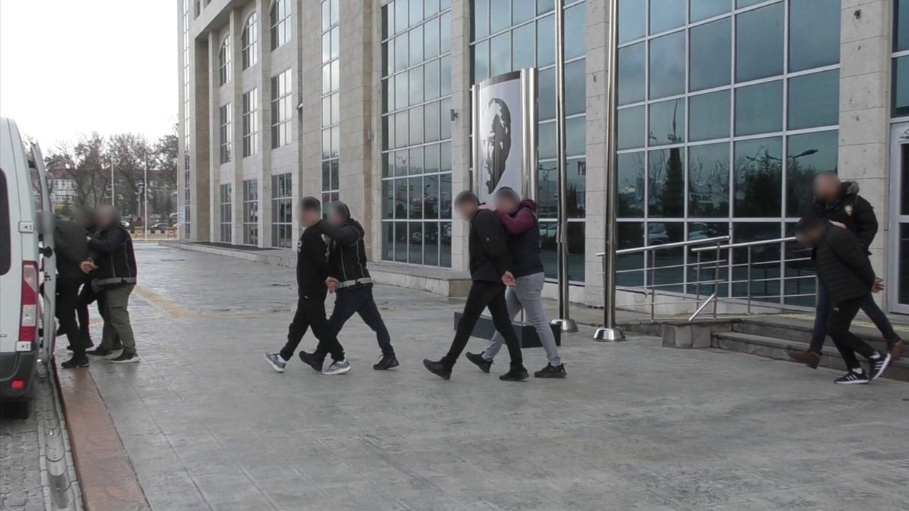 Uşak'ta Uyuşturucu Operasyonunda 5 Zanlı Tutuklandı