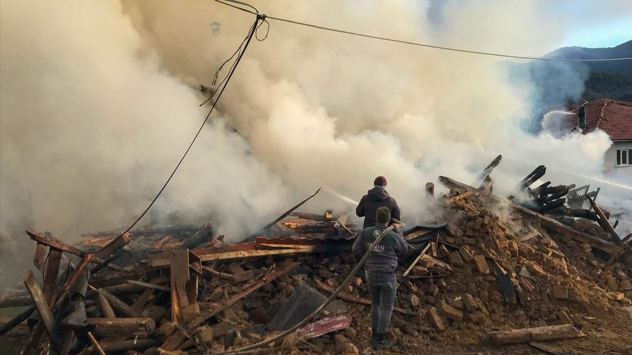 Uşak'ta Yangın: 6 Ev Hasar Gördü, Can Kaybı Yok