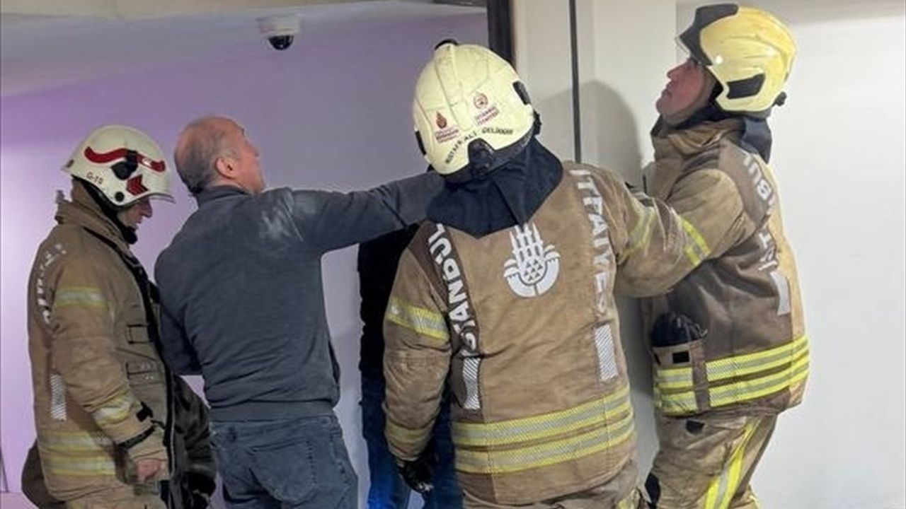 Üsküdar'da Alışveriş Merkezinde Yangın Söndürüldü