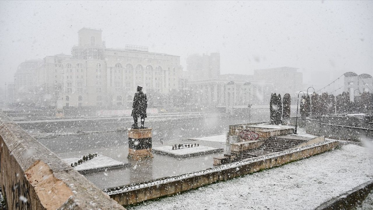 Üsküp'te Yoğun Kar Yağışı Şehri Beyaza Bürüdü