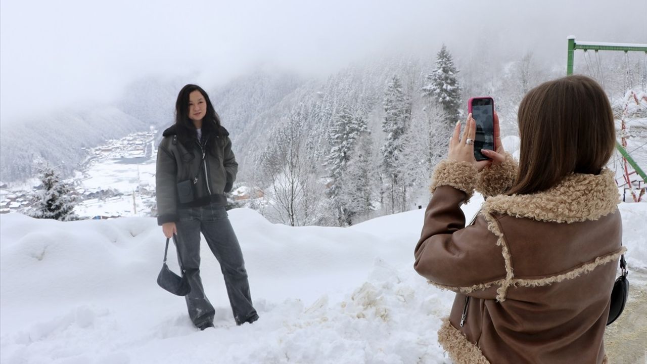 Uzungöl'ün Buz Tutmuş Yüzeyi: Kış Manzarasıyla Göz Kamaştırıyor