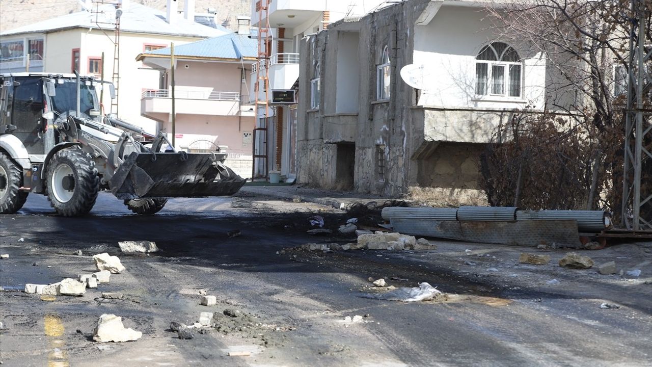 Van'da DEM Parti Eş Genel Başkanları Görevden Almaya Tepki İçin Yürüyüş Düzenledi
