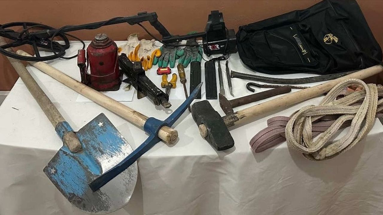 Van'da Kaçak Kazı Yapan 4 Kişi Suçüstü Yakalandı