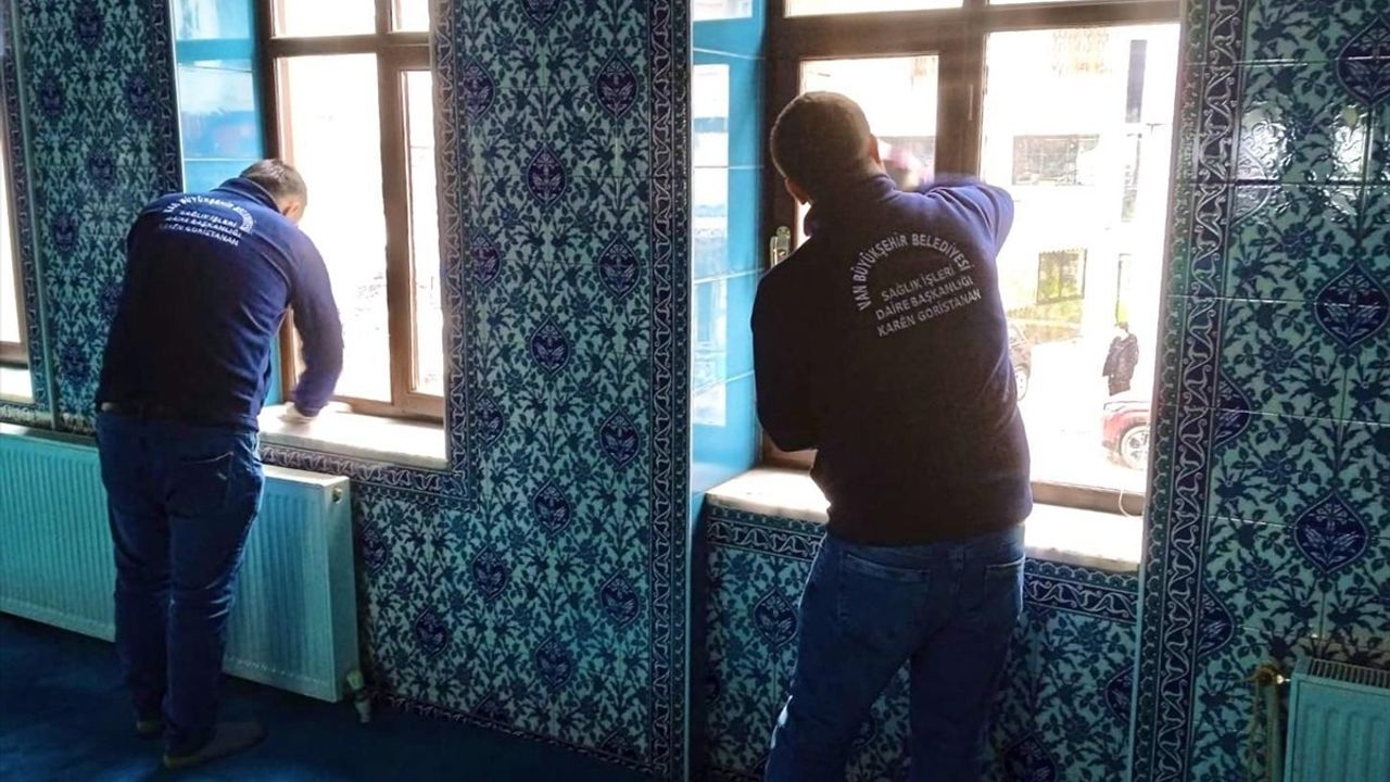 Van'da Ramazan Öncesi Camiler Dezenfekte Edildi