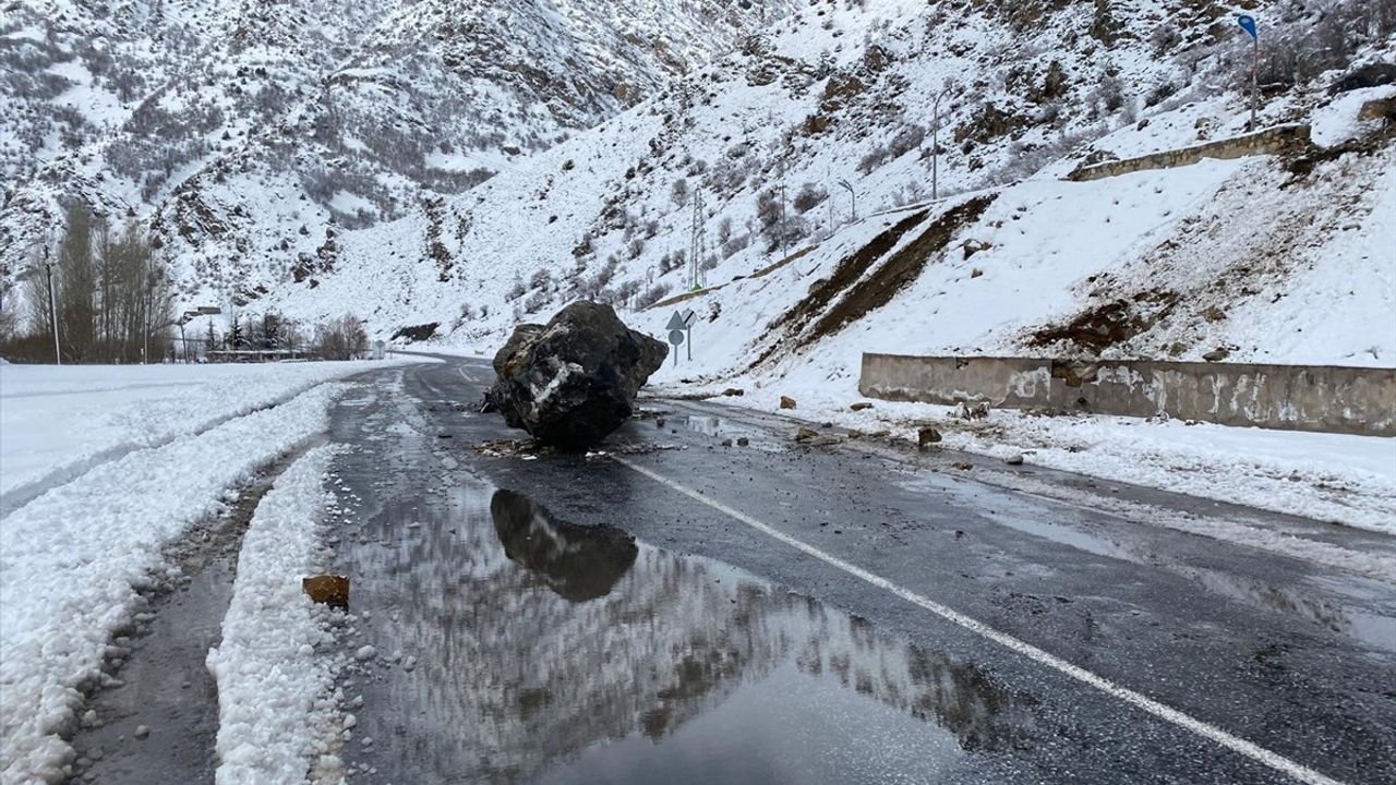 Van'da Ulaşımı Aksatan Kaya Parçaları Kaldırıldı