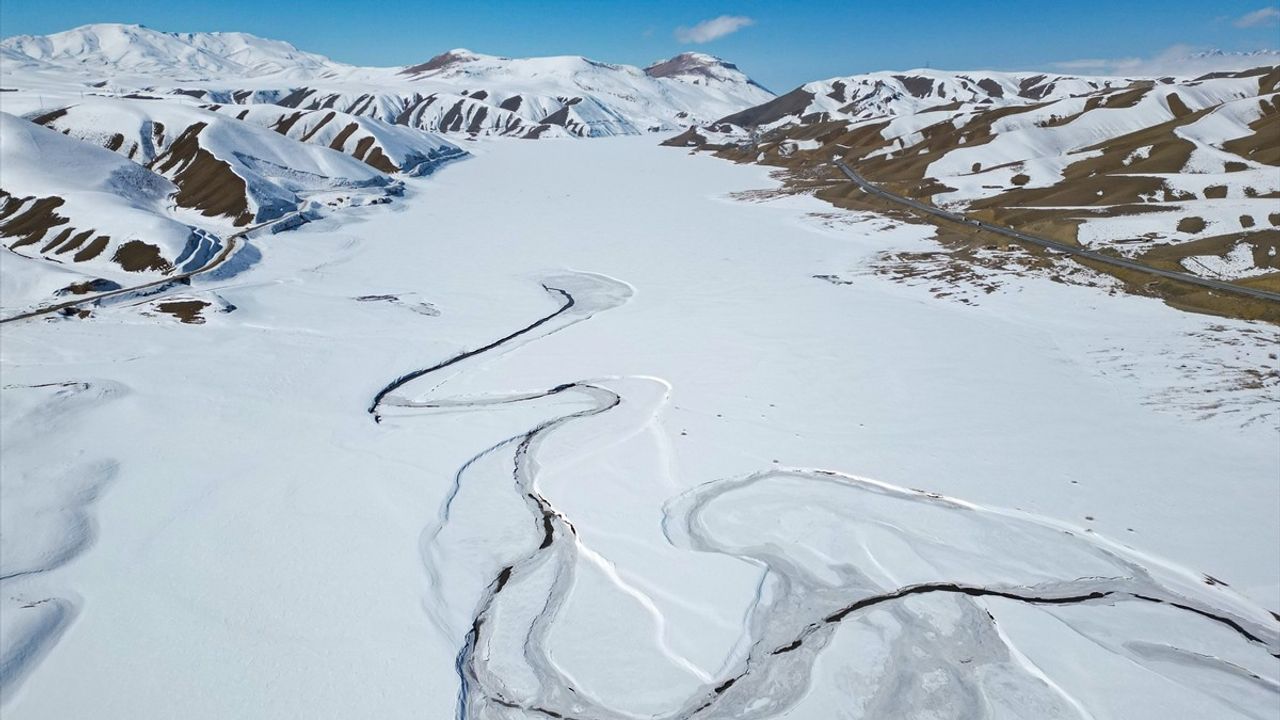 Van'daki Zernek Barajı Dondurucu Soğuklarla Buz Tuttu