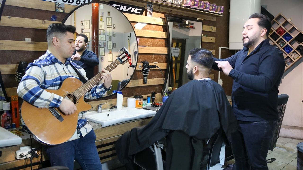 Vanlı Berber, Müşterilerini Türkülerle Tıraş Ediyor