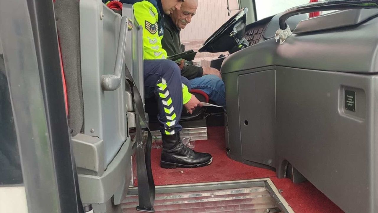 Yozgat'ta Sivil Jandarma Ekibi Yolcu Otobüslerini Denetledi
