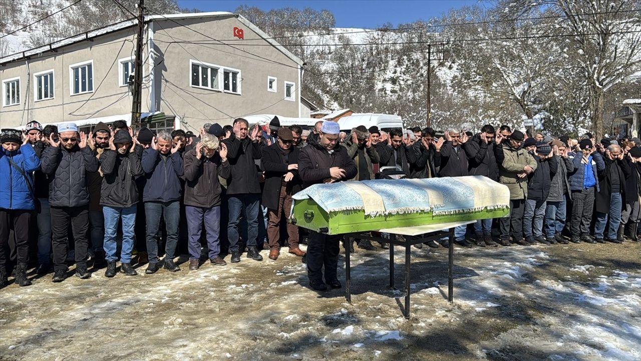 Zonguldak'ta Kalp Krizi Geçirerek Hayatını Kaybeden Öğretmenin Cenazesi Defnedildi