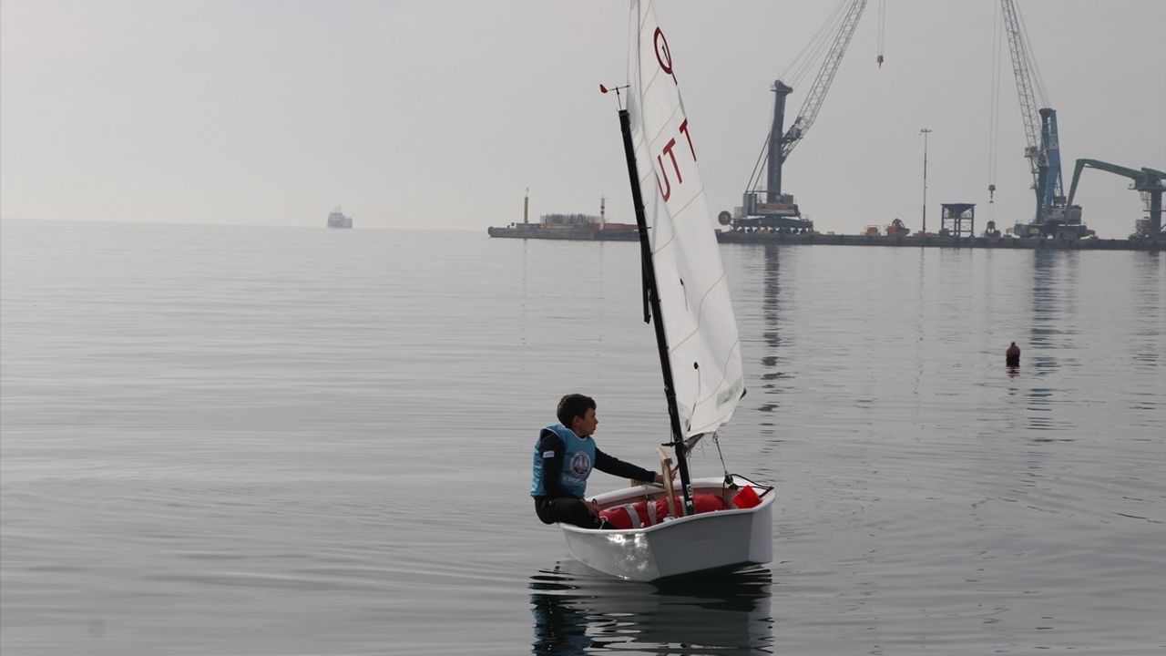 11 Yaşındaki Yelkenci Rüzgar Uzel, Milli Takım Hedefliyor