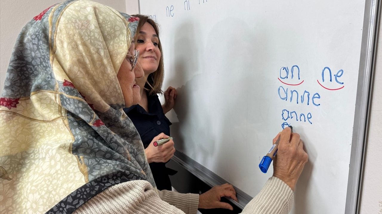 65 Yaşında Okuma Yazma Öğreniyor: Ayşe Demir'in Özgürlük Hikayesi