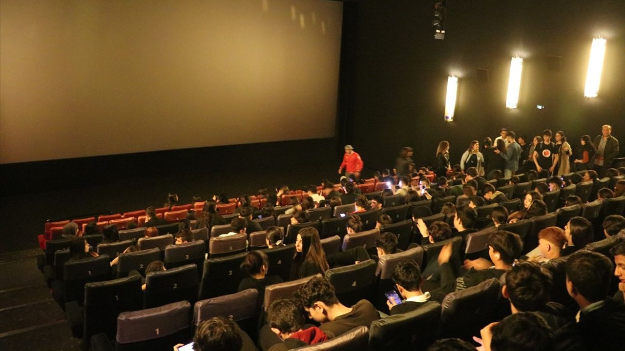 Adana'da Öğrenciler 'Ufkun Ötesinde' Belgeseli ile Uzay Yolculuğuna Çıktı