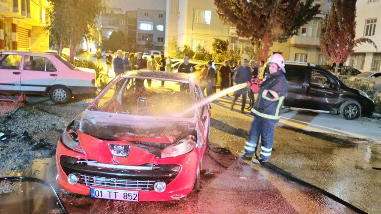 Adana'da Park Halindeki Otomobilde Yangın: İtfaiye Ekipleri Olayı Kontrol Altına Aldı