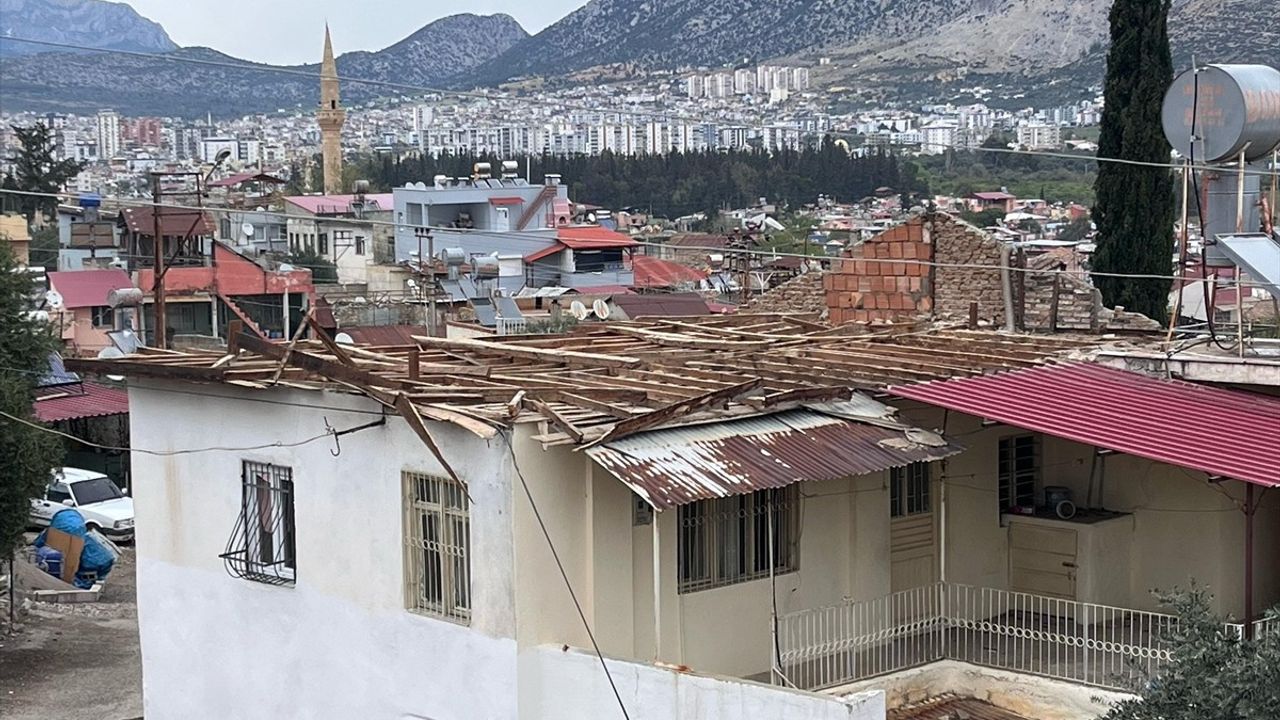 Adana'da Şiddetli Rüzgarın Kurbanı: Müstakil Ev Çatısı Uçtu