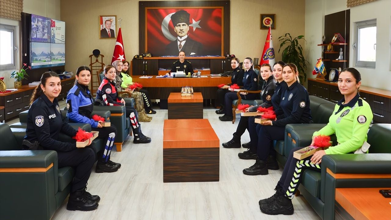 Adana Emniyet Müdürü Arıkan, Kadın Polislerin Gününü Unutmadı
