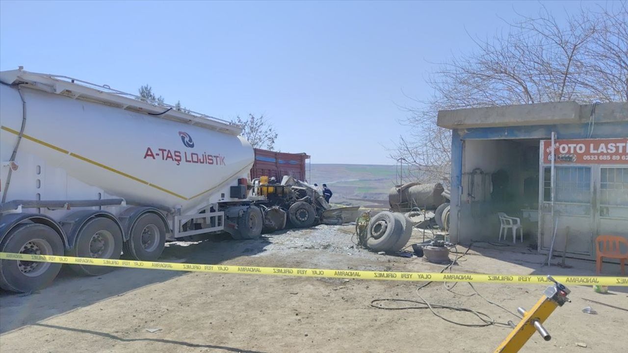 Adıyaman'da Kum Yüklü Kamyon Kazası: 1 Ölü, 1 Yaralı
