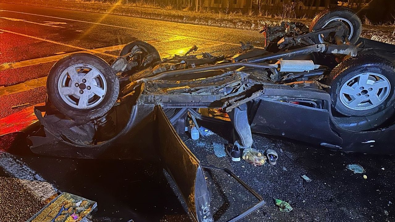 Ağrı'da Aydınlatma Direğine Çarpan Otomobilde 4 Yaralı