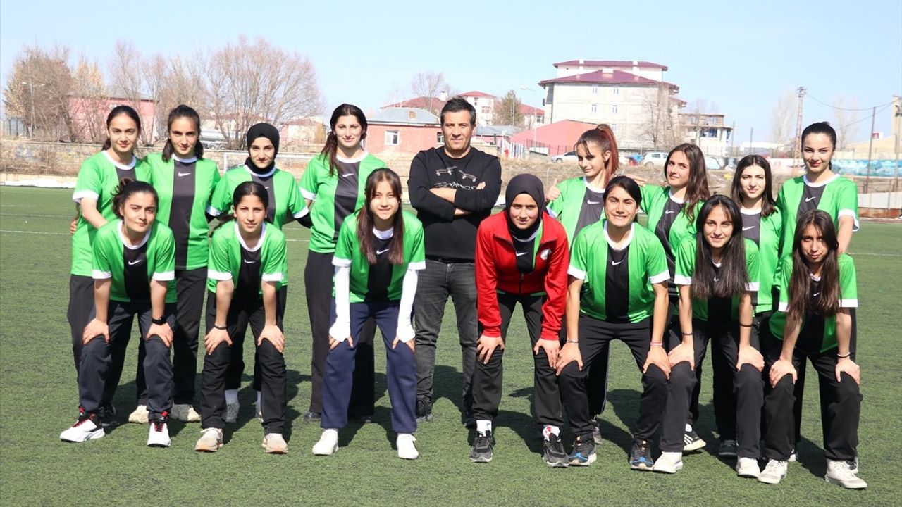 Ağrılı Kızlar Futbol Takımı Yarı Finallerde Zirveye Oynamak İçin Hazırlanıyor