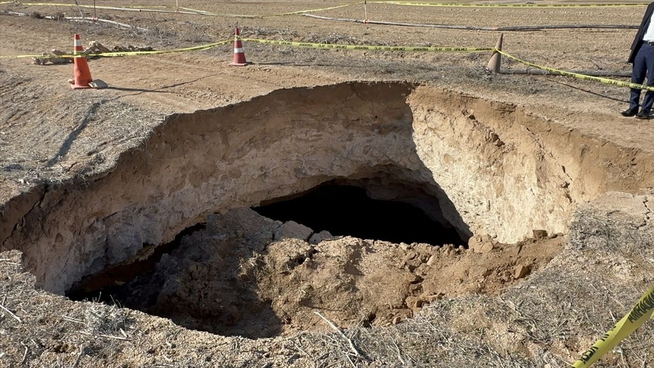 Aksaray'da 15 Metre Derinliğinde Obruk Oluştu