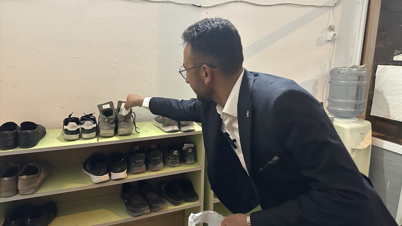 Aksaray'da Çocuklara Cami Çıkışında Harçlık Sürprizi