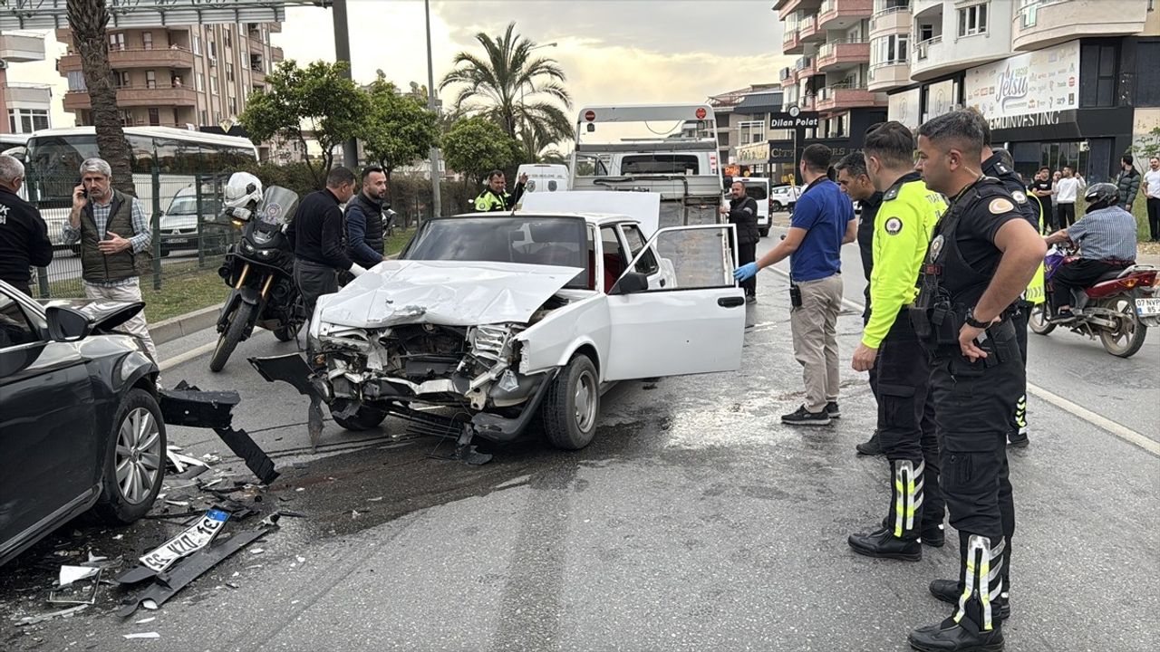 Alanya'da 'Dur' İhtarına Uymayan Sürücü Kaza Yaptı, Yaralandı