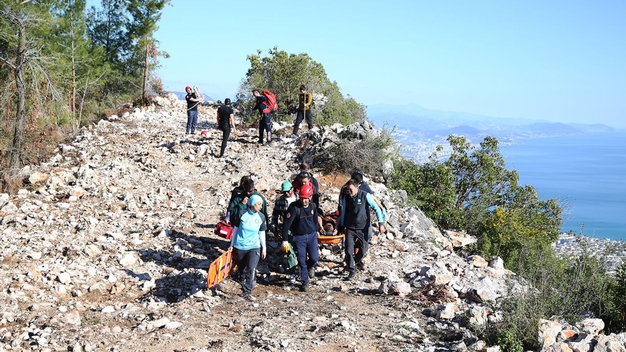Alanya'da Yamaç Paraşütü Kazası: Bir Pilot Yaralandı