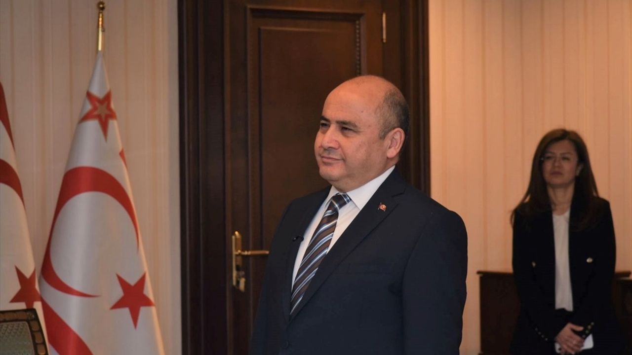 Ali Murat Başçeri, KKTC Cumhurbaşkanı Tatar'a Güven Mektubunu Sundı