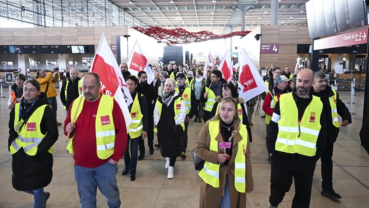 Almanya'da Havalimanlarındaki Uyarı Grevi: 510 Bin Yolcu Etkilenecek