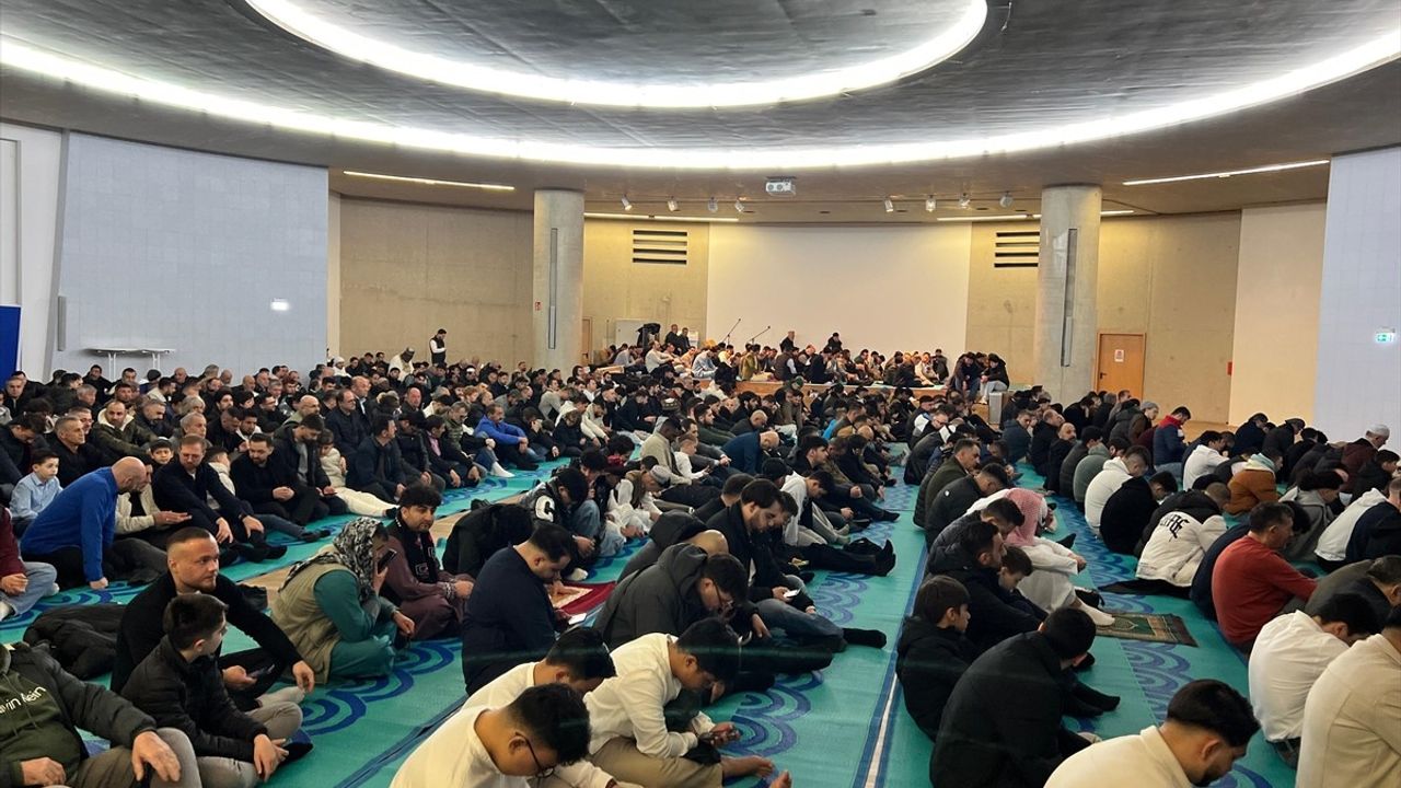 Almanya'da Ramazan Bayramı Coşkusu: Cemaat Camileri Doldurdu