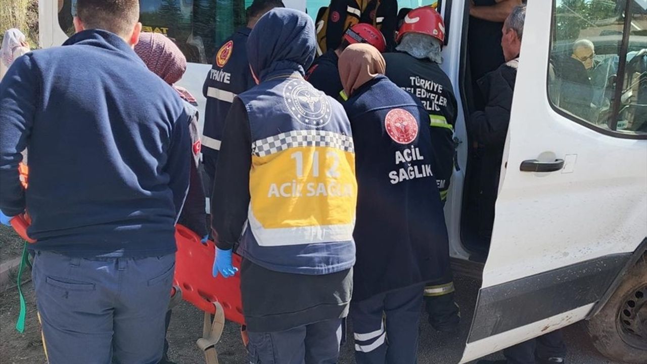 Amasya'da 3 Aracın Karıştığı Kazada 11 Kişi Yaralandı