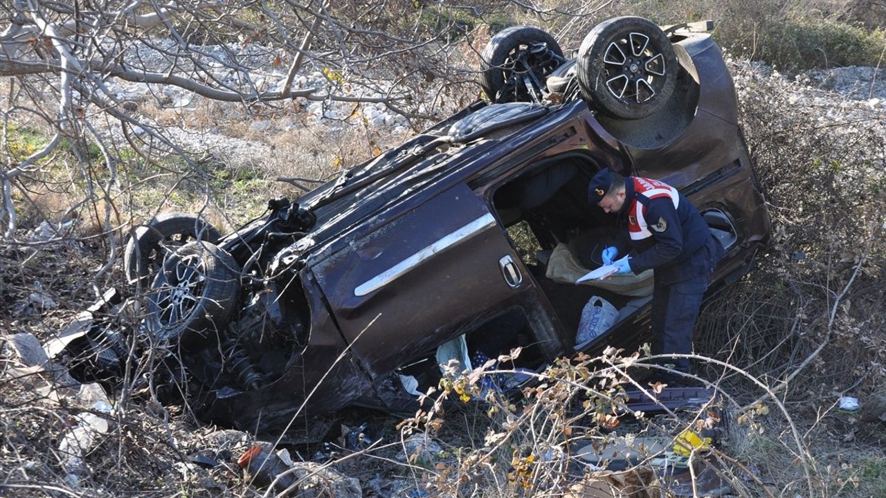 Amasya'da Hafif Ticari Araç Devrildi: 1 Ölü, 4 Yaralı