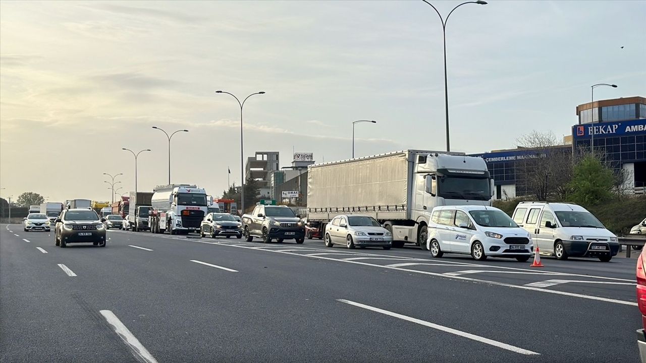Anadolu Otoyolu'nda 2 Otomobil Çarpıştı: 1 Çocuk Yaralandı