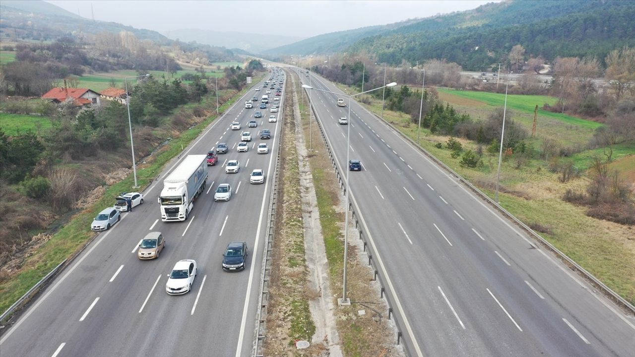 Anadolu Otoyolu'nda Bayram Yoğunluğu: Bolu ve Düzce Kesiminde Hareketlilik Artıyor
