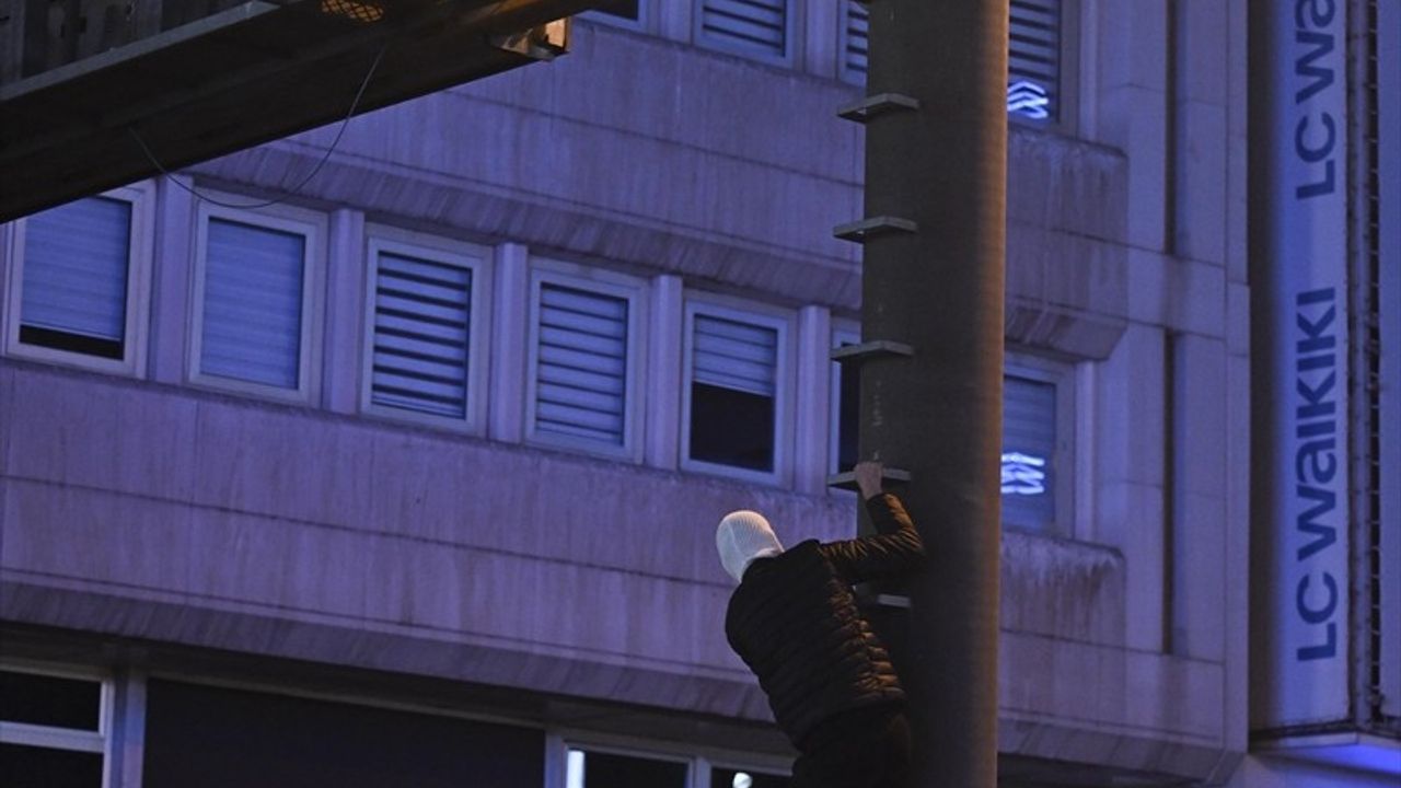 Ankara'da İzinsiz Gösteri: 2 Polis Yaralandı, 44 Gösterici Gözaltında