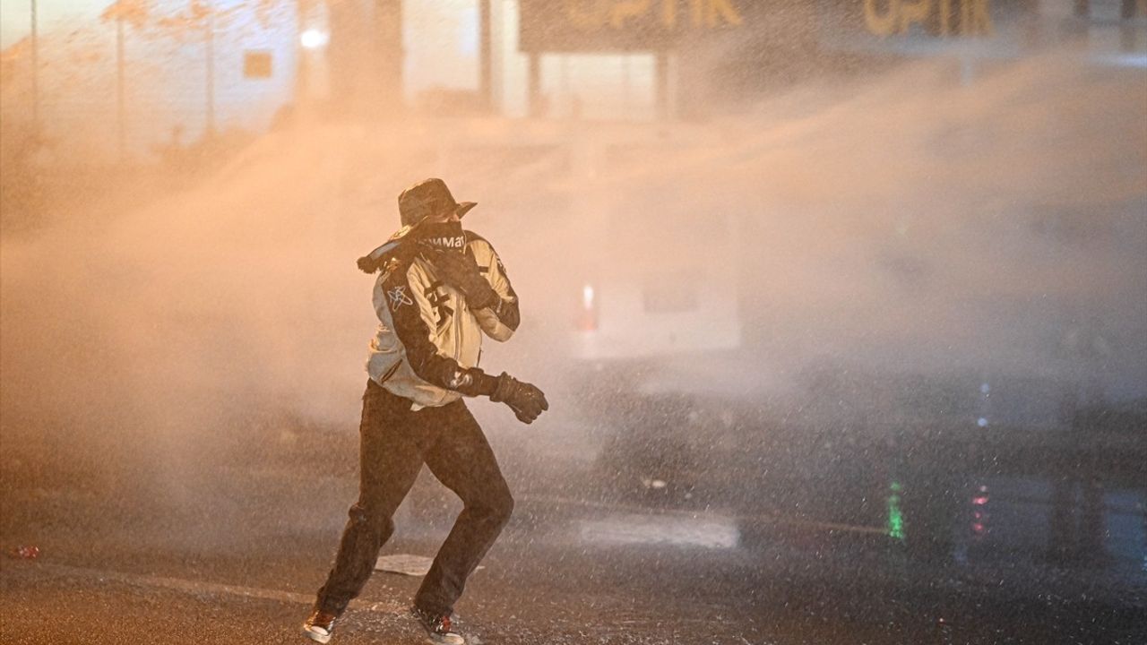 Ankara'daki İzinsiz Gösteride Polis Yaralandı