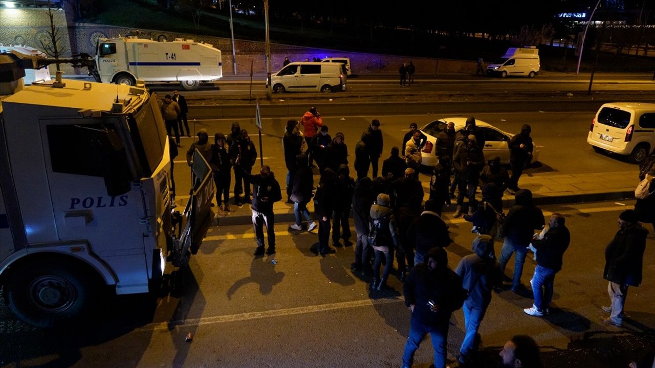 Ankara'daki İzinsiz Gösteriye Polis Müdahalesi: 5 Polis Yaralandı