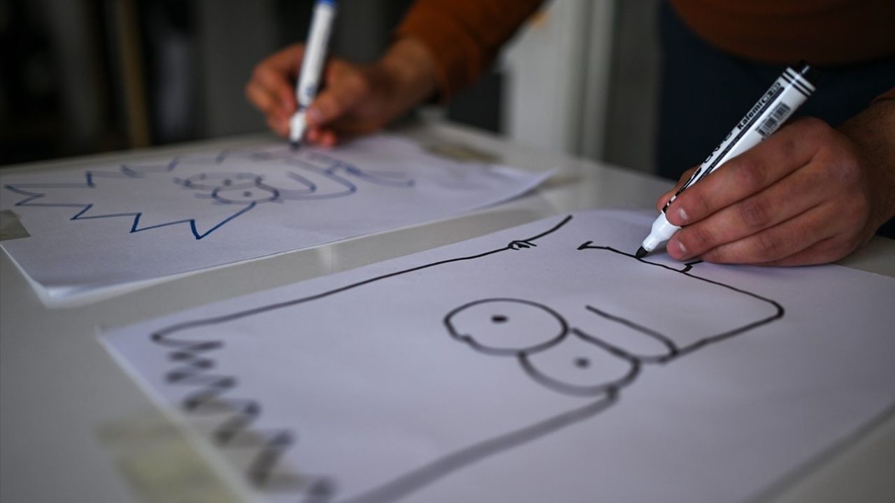 Ankaralı Genç İki Elle Aynı Anda Farklı Resimler Çiziyor