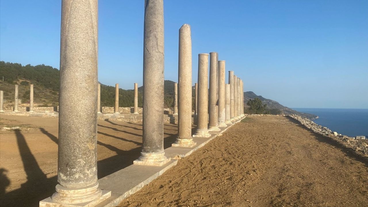 Antalya'da 2. Uluslararası Türkiye Tekstil Bienali Devam Ediyor