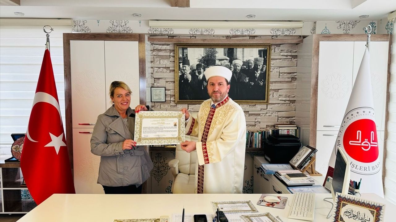 Antalya'da 4 Yabancı Kadın İslamiyet'i Seçti