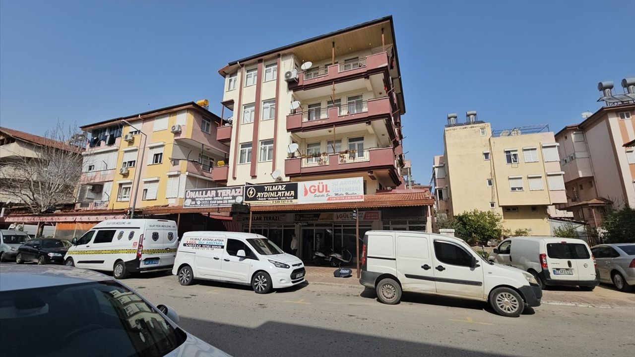 Antalya'da Apartmandan Düşen Kişi Hayatını Kaybetti