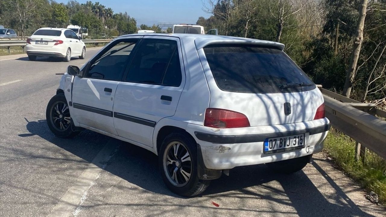 Antalya'da Bariyerlere Çarpan Otomobilin Sürücüsü Yaralandı