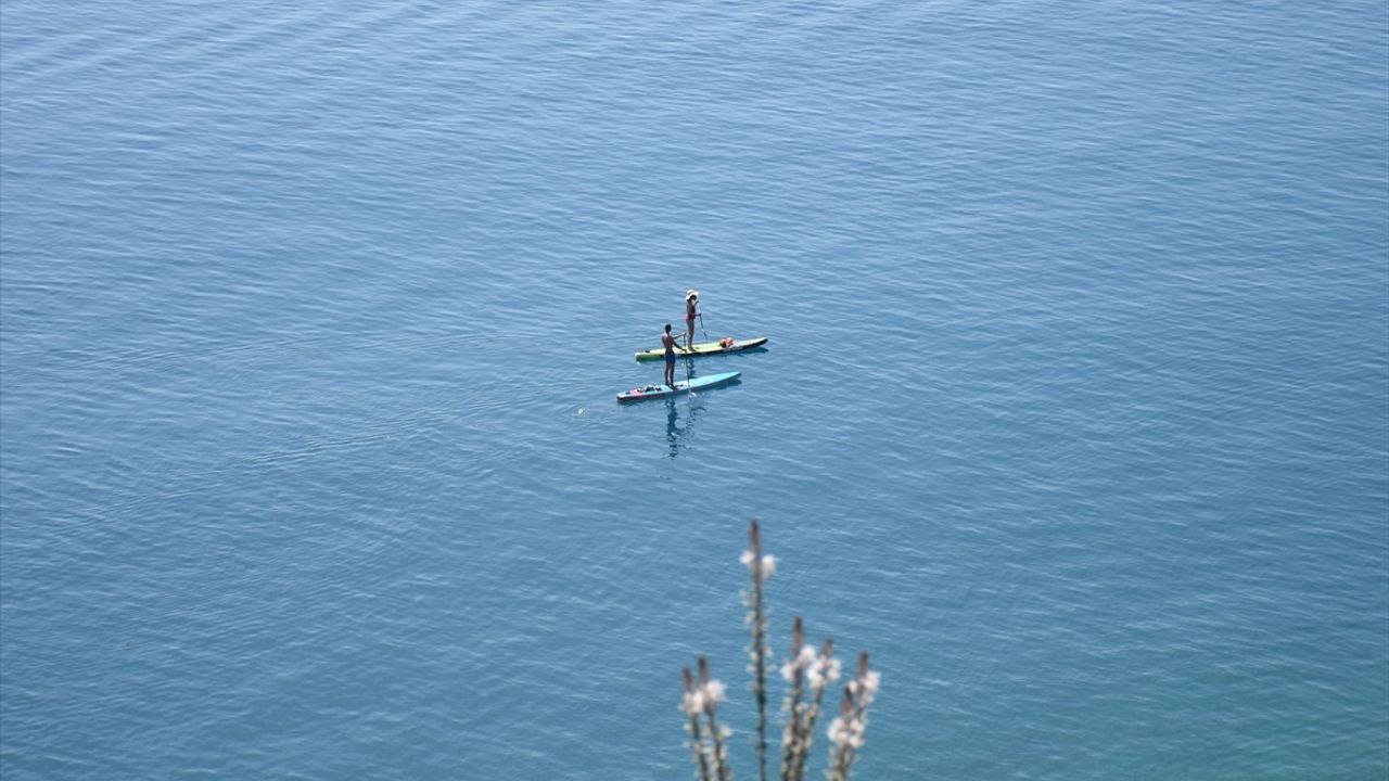 Antalya'da Güneşli Havada Sahil Keyfi