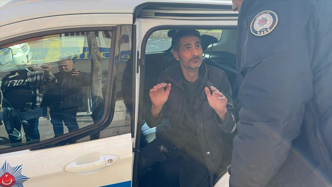 Antalya'da Hafif Ticari Araç Devrildi: 2 Yaralı