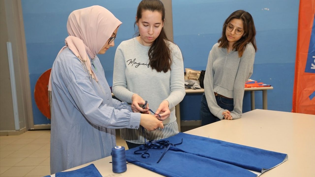 Antalya'da Kolon Kanserine Farkındalık İçin 'Haydi Bir Dikiş De Sen At' Etkinliği