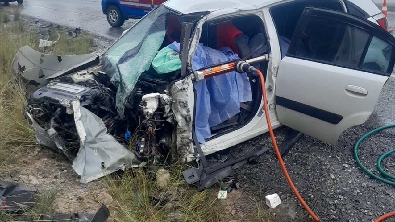 Antalya'da Otobüsle Çarpışan Araçta Feci Kaza: 2 Ölü, 4 Yaralı