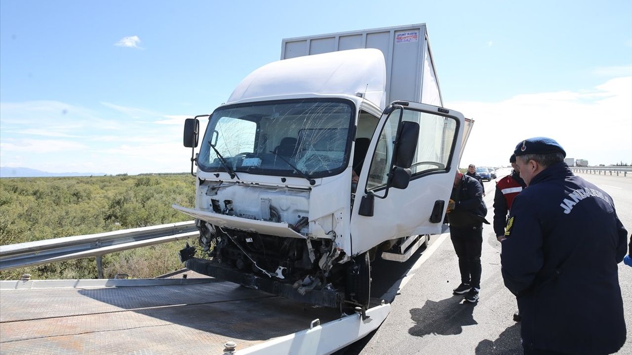 Antalya'da Otomobil-Kamyonet Çarpışması: 1 Ölü, 2 Yaralı