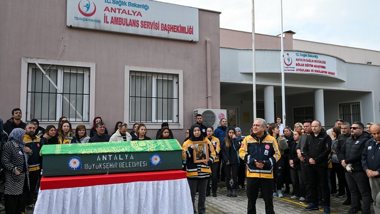 Antalya'da Paramedik Darbede Hayatını Kaybetti